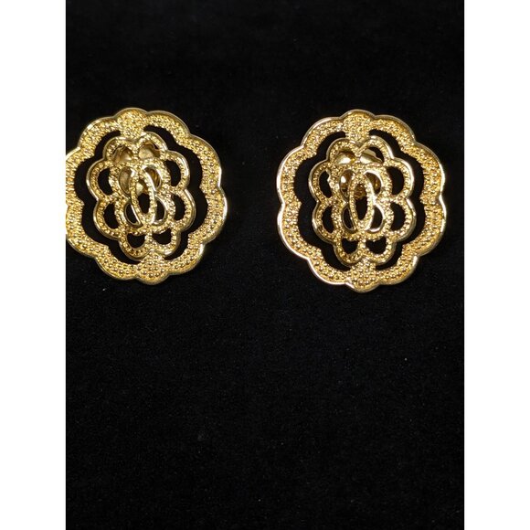 Vintage Avon Gold Tone Medallion Earrings Open Metal Work Round Flower Pierced - Picture 2 of 9